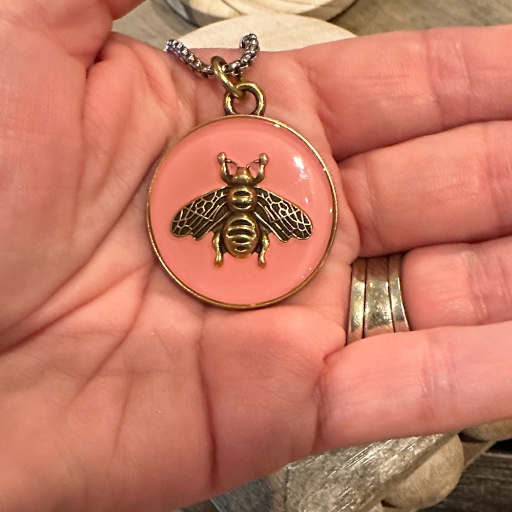 🐝GG Pink Enamel and Bronzed Pendant Necklace - Picture 3 of 7